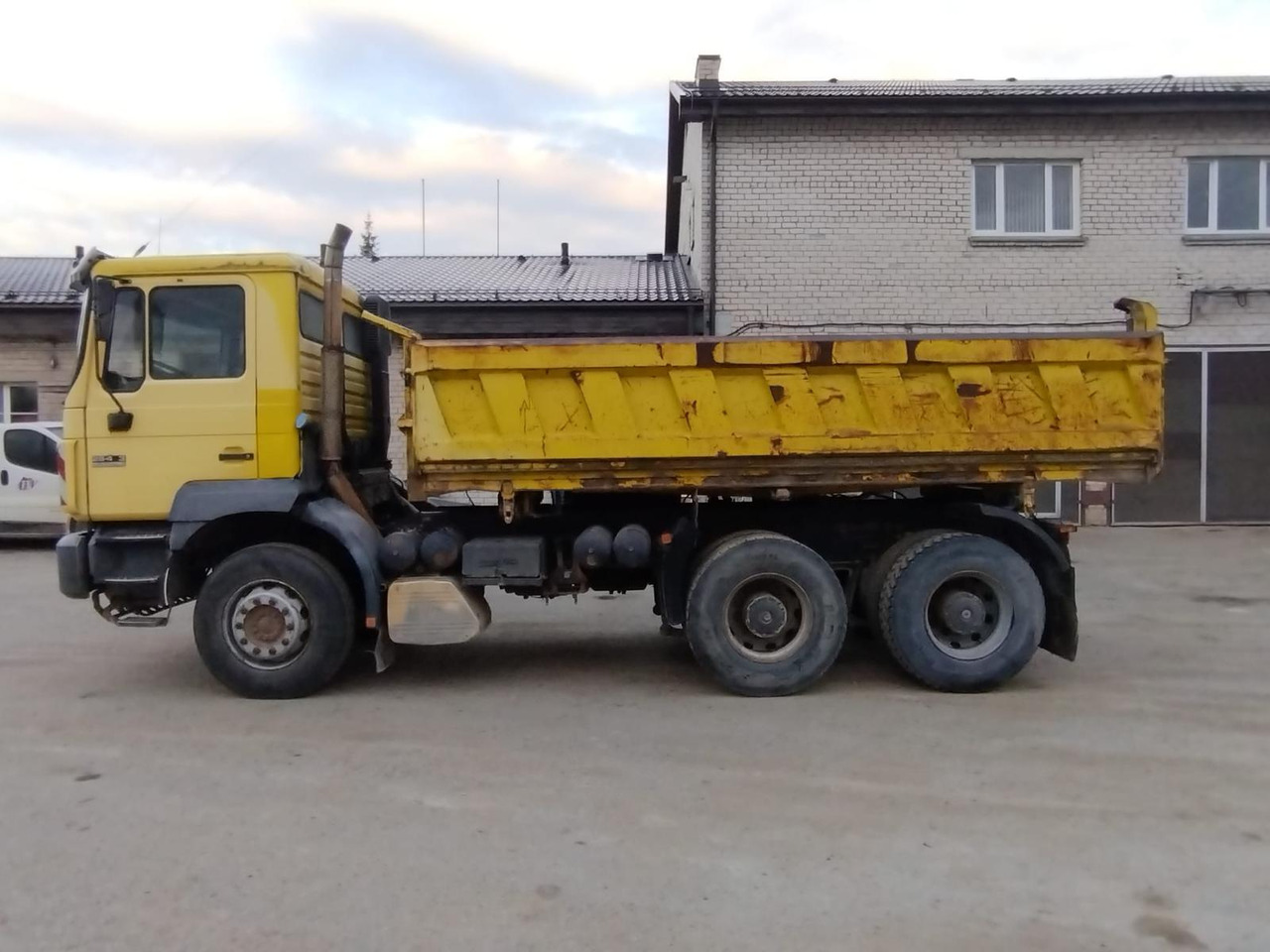 MAN 26.403 - Camión volquete: foto 5 MAN 26.403 - Camión volquete: foto 5