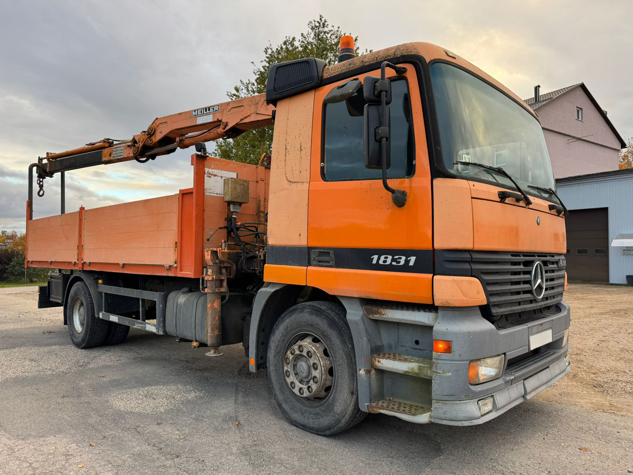 Camión caja abierta MERCEDES-BENZ 1831: foto 1