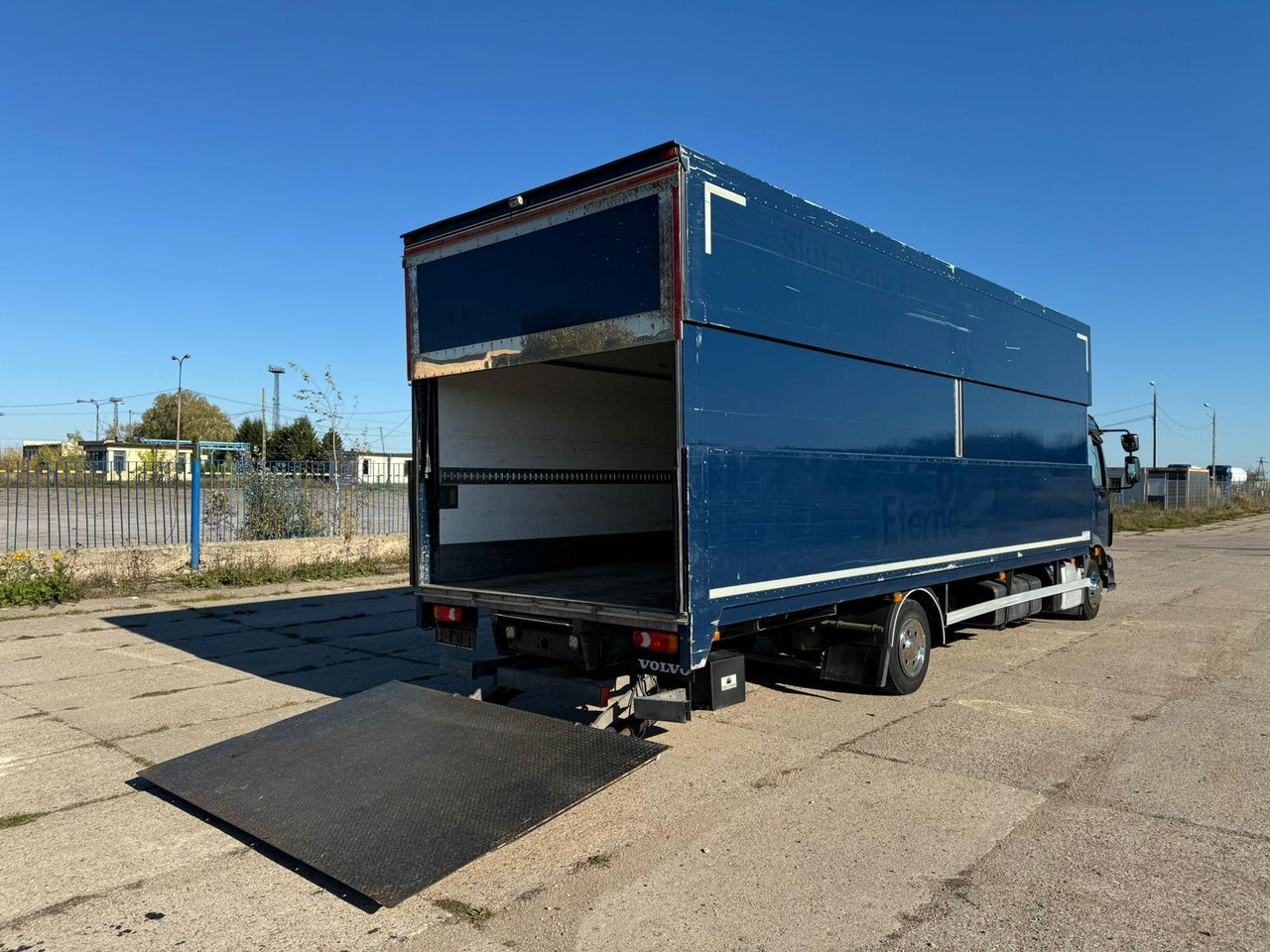 VOLVO FL 240 - Camión caja cerrada: foto 3 VOLVO FL 240 - Camión caja cerrada: foto 3