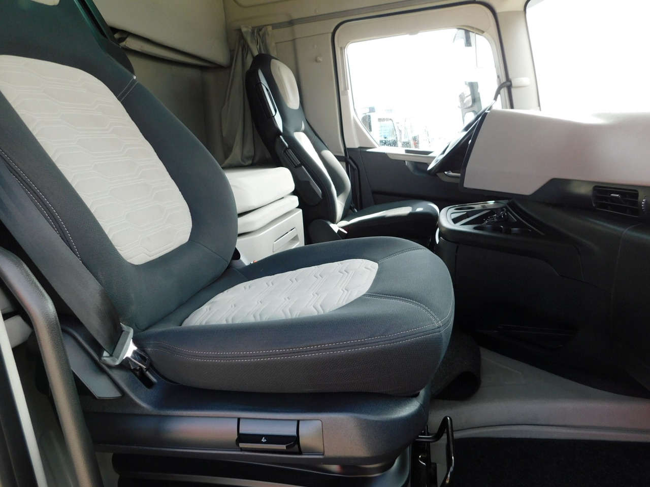 Ford F max ll 4x2 scab e6 12tx2620 - Cabeza tractora: foto 5 Ford F max ll 4x2 scab e6 12tx2620 - Cabeza tractora: foto 5