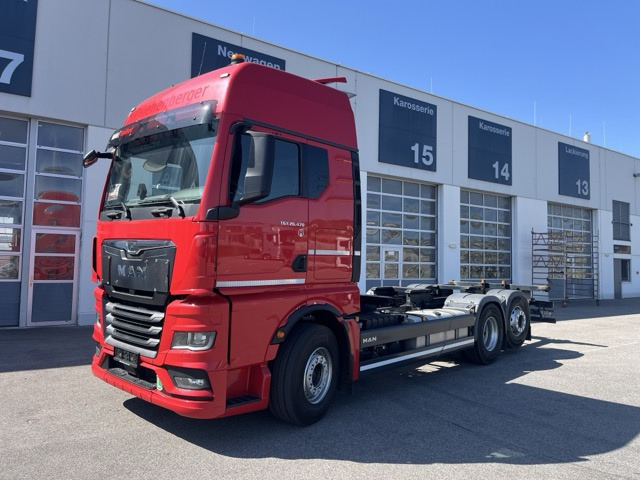 MAN TGX 26.470 6x2-4 LL - neu bereift Euro6 Intarder - Camión portacontenedore/ Intercambiable: foto 1 MAN TGX 26.470 6x2-4 LL - neu bereift Euro6 Intarder - Camión portacontenedore/ Intercambiable: foto 1