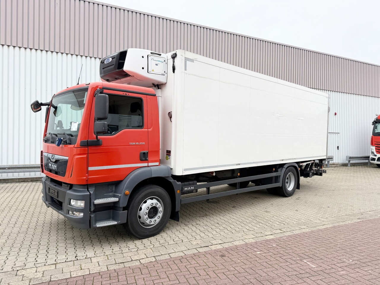 MAN TGM 18.250 4x2 LL TGM 18.250 4x2 LL, Kühlkoffer, Carrier, Trennwand, LBW BÄR - Camión: foto 1 MAN TGM 18.250 4x2 LL TGM 18.250 4x2 LL, Kühlkoffer, Carrier, Trennwand, LBW BÄR - Camión: foto 1