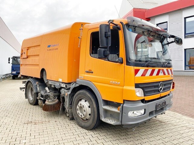 Mercedes-Benz Atego 1324 4x2 Atego 1324 4x2, Kehrmaschine Explorer 8 - Camión: foto 1 Mercedes-Benz Atego 1324 4x2 Atego 1324 4x2, Kehrmaschine Explorer 8 - Camión: foto 1