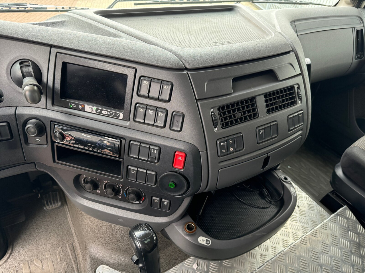 Camión caja abierta DAF XF 410 FA 4x2 XF 410 FA 4x2, Fahrschule, 2x AHK, 6 Sitze: foto 6 Camión caja abierta DAF XF 410 FA 4x2 XF 410 FA 4x2, Fahrschule, 2x AHK, 6 Sitze: foto 6