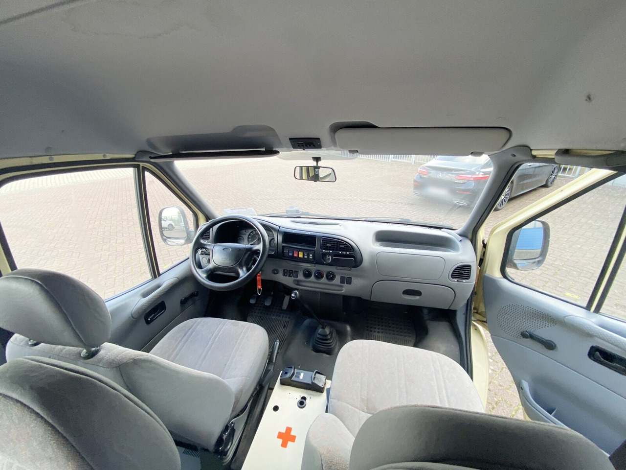 Ford Transit 2.5 4x2 Transit 2.5 4x2, Personentransporter, 8 Sitze - Minibús, Furgoneta de pasajeros: foto 5 Ford Transit 2.5 4x2 Transit 2.5 4x2, Personentransporter, 8 Sitze - Minibús, Furgoneta de pasajeros: foto 5