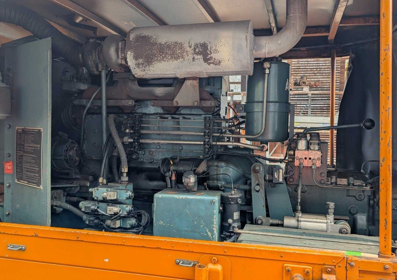 Unimog U52 411 4x4 Schneefräse U52 411 4x4, Schmidt Schneefräse mit Separatmotor - Furgoneta: foto 3 Unimog U52 411 4x4 Schneefräse U52 411 4x4, Schmidt Schneefräse mit Separatmotor - Furgoneta: foto 3