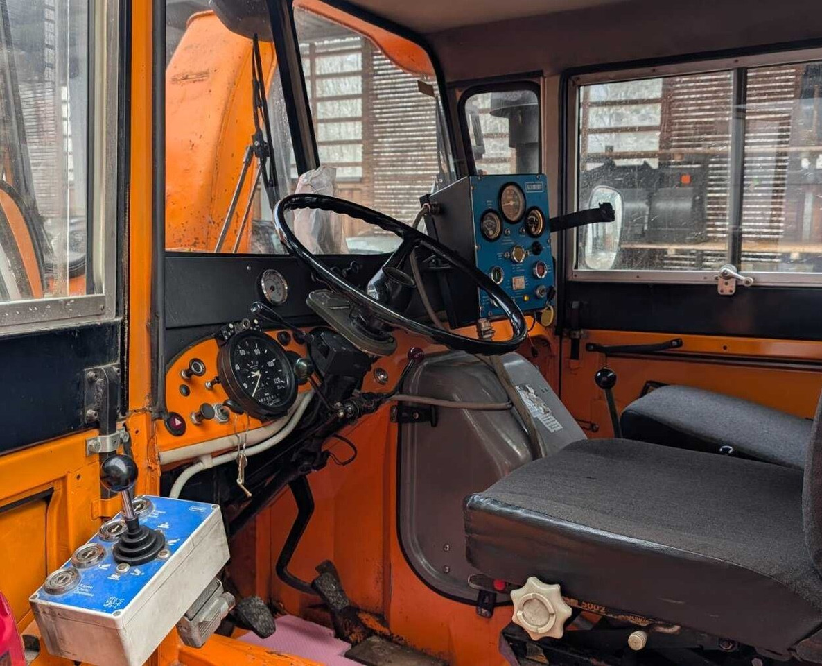 Unimog U52 411 4x4 Schneefräse U52 411 4x4, Schmidt Schneefräse mit Separatmotor - Furgoneta: foto 4 Unimog U52 411 4x4 Schneefräse U52 411 4x4, Schmidt Schneefräse mit Separatmotor - Furgoneta: foto 4