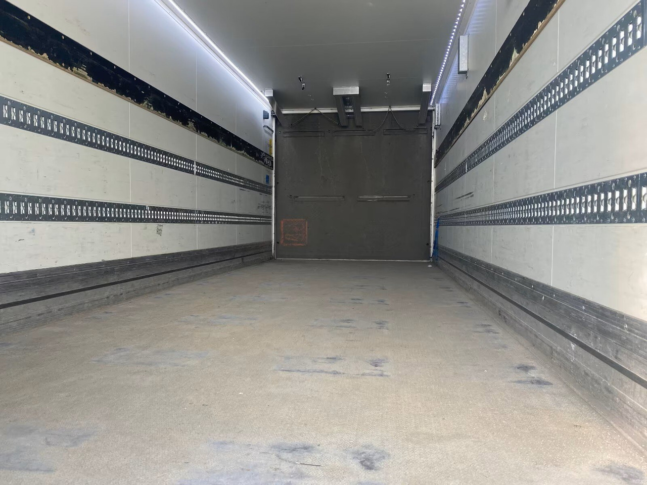 Kofferanhänger mit LBW Kofferanhänger mit LBW, Durchladesystem - Remolque caja cerrada: foto 4 Kofferanhänger mit LBW Kofferanhänger mit LBW, Durchladesystem - Remolque caja cerrada: foto 4