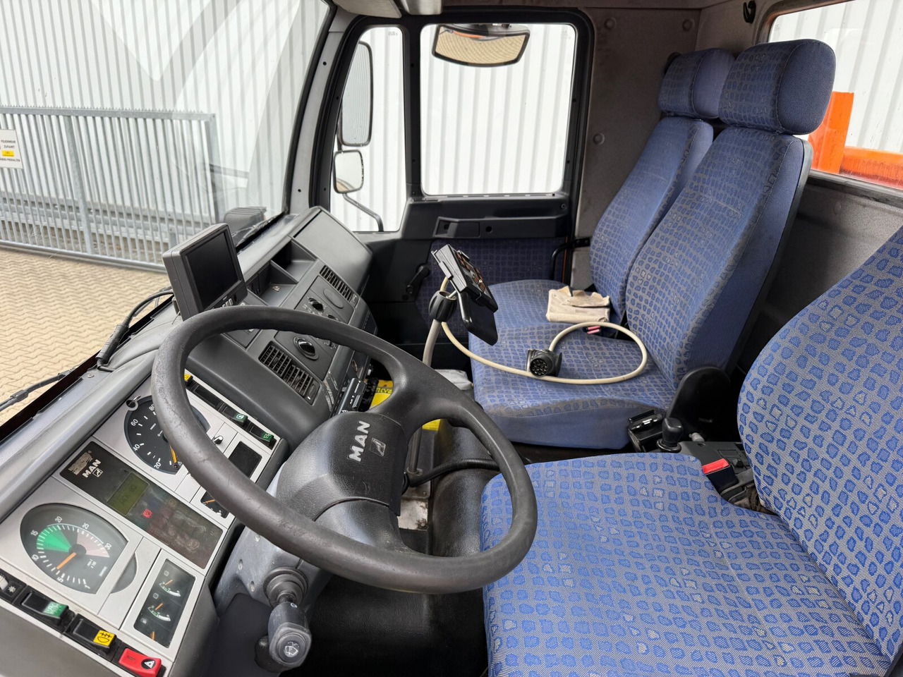 MAN 14.225 LAK 4x4 BB 14.225 LAK 4x4 BB, Winterdienstausstattung - Camión volquete: foto 3 MAN 14.225 LAK 4x4 BB 14.225 LAK 4x4 BB, Winterdienstausstattung - Camión volquete: foto 3