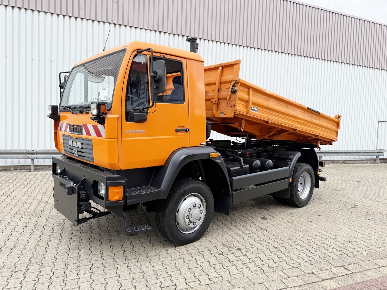 MAN 14.225 LAK 4x4 BB 14.225 LAK 4x4 BB, Winterdienstausstattung - Camión volquete: foto 1 MAN 14.225 LAK 4x4 BB 14.225 LAK 4x4 BB, Winterdienstausstattung - Camión volquete: foto 1