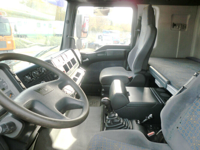 Foto del interior 1: Camión chasis MAN TGA 18.360 4x2