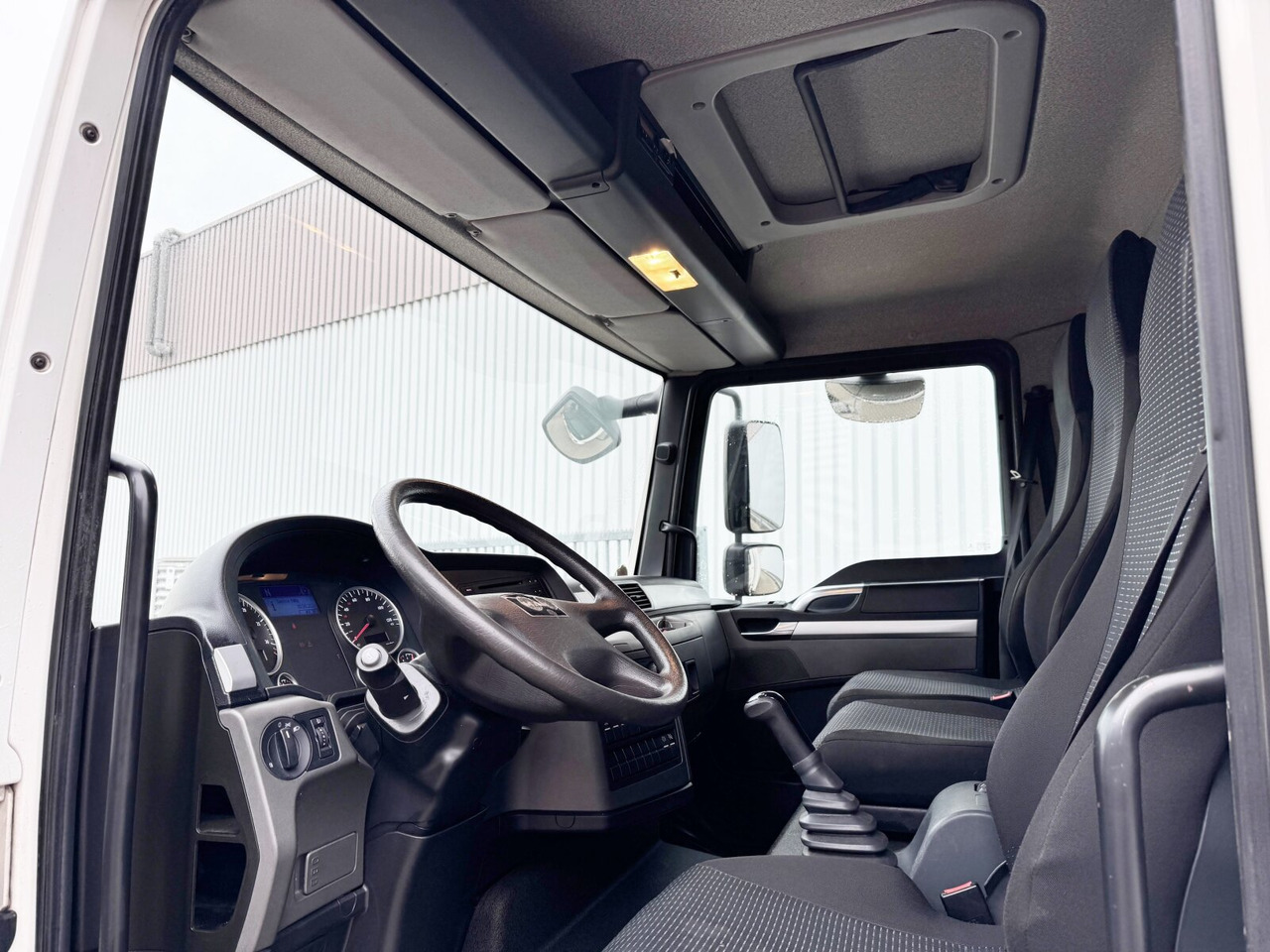 MAN TGL 8.150/180 4x2 BL TGL 8.150/180 4x2 BL, Möbelkoffer mit Rolltor - Camión caja cerrada: foto 4 MAN TGL 8.150/180 4x2 BL TGL 8.150/180 4x2 BL, Möbelkoffer mit Rolltor - Camión caja cerrada: foto 4