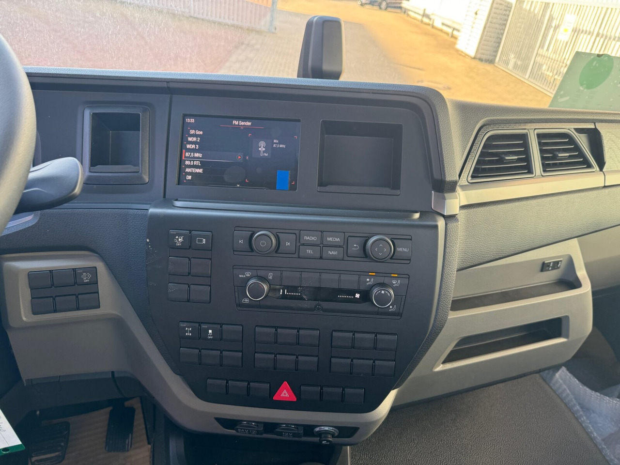 MAN TGL 8.190 4x2 BB CH TGL 8.190 4x2 BB CH, City-Abroller - Camión multibasculante: foto 5 MAN TGL 8.190 4x2 BB CH TGL 8.190 4x2 BB CH, City-Abroller - Camión multibasculante: foto 5