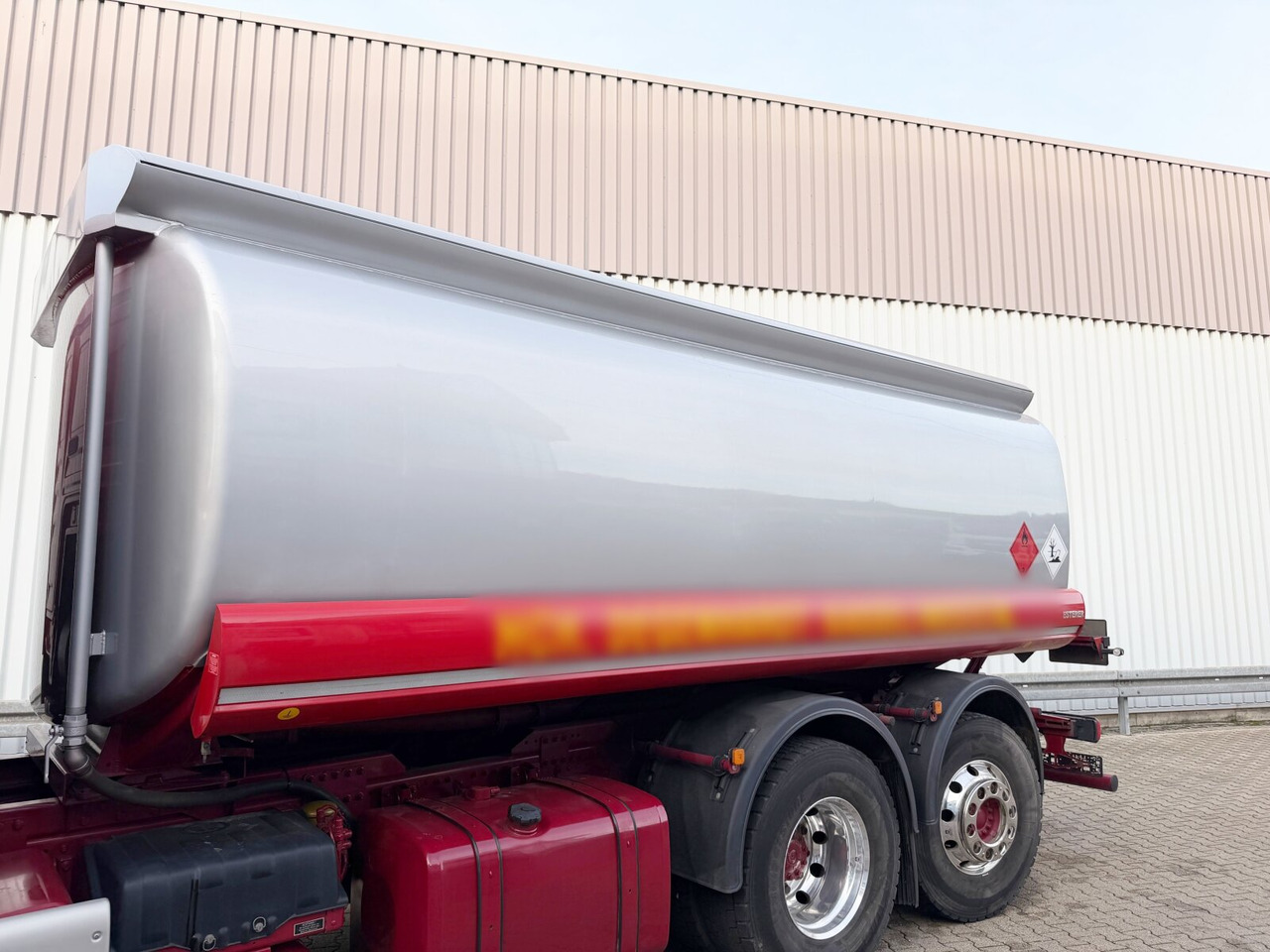 MAN TGS 26.400 6x2-4 LL TGS 26.400 6x2-4 LL, Lenk-/Lift, Navi, ADR, Esterer Tank ca. 19270l, 2 Kammern, Funk - Camión cisterna: foto 3 MAN TGS 26.400 6x2-4 LL TGS 26.400 6x2-4 LL, Lenk-/Lift, Navi, ADR, Esterer Tank ca. 19270l, 2 Kammern, Funk - Camión cisterna: foto 3