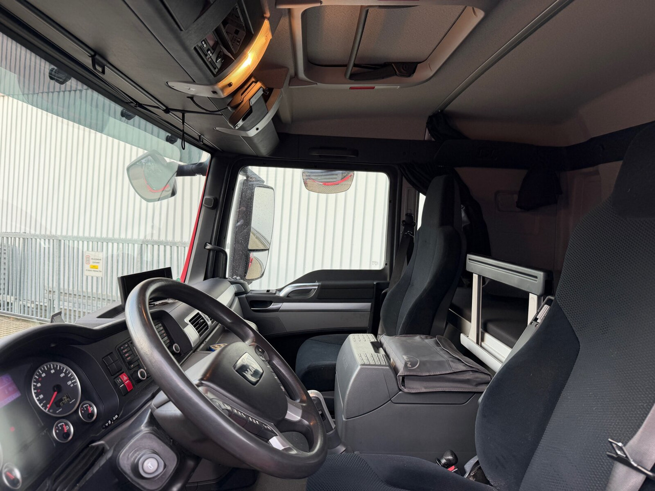 MAN TGS 26.400 6x2-4 LL TGS 26.400 6x2-4 LL, Lenk-/Lift, Navi, ADR, Esterer Tank ca. 19270l, 2 Kammern, Funk - Camión cisterna: foto 5 MAN TGS 26.400 6x2-4 LL TGS 26.400 6x2-4 LL, Lenk-/Lift, Navi, ADR, Esterer Tank ca. 19270l, 2 Kammern, Funk - Camión cisterna: foto 5