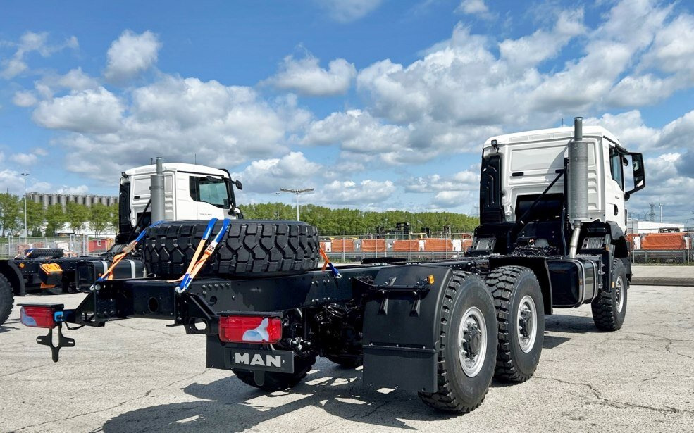 MAN TGS 33.440 6x6 BB CH TGS 33.440 6x6 BB CH, Euro2, Einzelbereifung, 4x vorhanden! - Camión chasis: foto 4 MAN TGS 33.440 6x6 BB CH TGS 33.440 6x6 BB CH, Euro2, Einzelbereifung, 4x vorhanden! - Camión chasis: foto 4