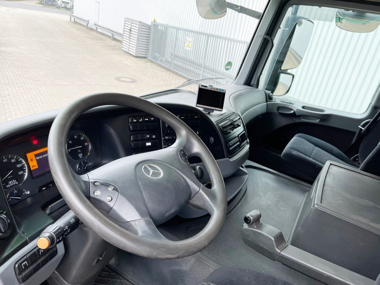 Foto del interior 1: Leasing de Mercedes-Benz Actros 2544 L 6x2 Actros 2544 L 6x2, Retarder, Lenkachse, Heckkran HMF 3000-K5 + Jip, Funk Mercedes-Benz Actros 2544 L 6x2 Actros 2544 L 6x2, Retarder, Lenkachse, Heckkran HMF 3000-K5 + Jip, Funk