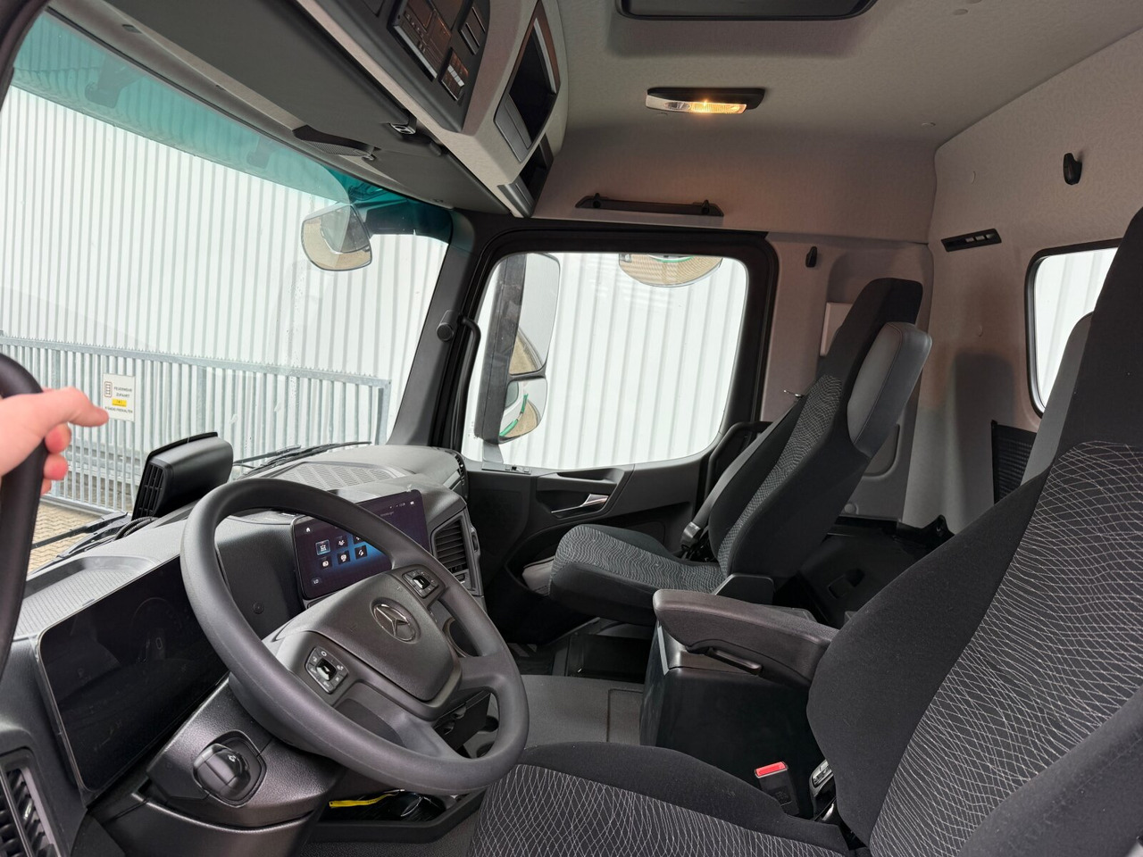 Mercedes-Benz Arocs 1840 K 4x2 Arocs 1840 K 4x2, MultimediaCockpit, Alu-Bordwände, Platz für Kranmontage - Camión volquete: foto 5 Mercedes-Benz Arocs 1840 K 4x2 Arocs 1840 K 4x2, MultimediaCockpit, Alu-Bordwände, Platz für Kranmontage - Camión volquete: foto 5