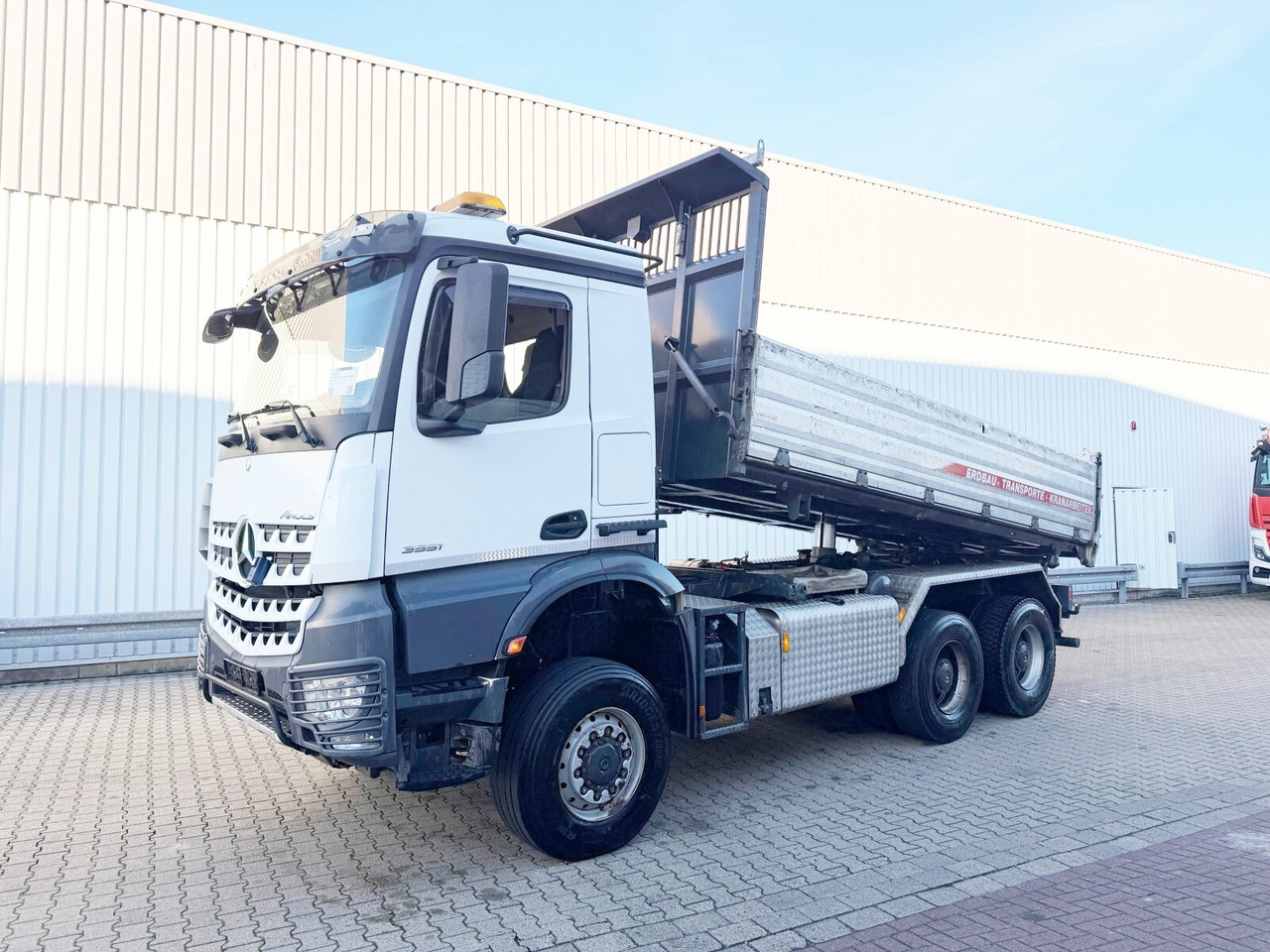Mercedes-Benz Arocs 3351 AK 6x6 Arocs 3351 AK 6x6, Retarder, Grounder, Motorabtrieb, pneum. Heckklappenöffnung - Camión volquete: foto 1 Mercedes-Benz Arocs 3351 AK 6x6 Arocs 3351 AK 6x6, Retarder, Grounder, Motorabtrieb, pneum. Heckklappenöffnung - Camión volquete: foto 1