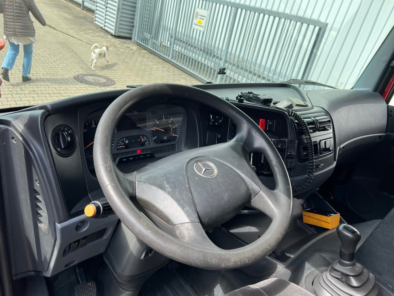 Foto del interior 1: Camión portavehículos Mercedes-Benz Atego 1223 L 4x2 Atego 1223 L 4x2, Kompl. Zug, Lift- & Schiebeplateau, Funk