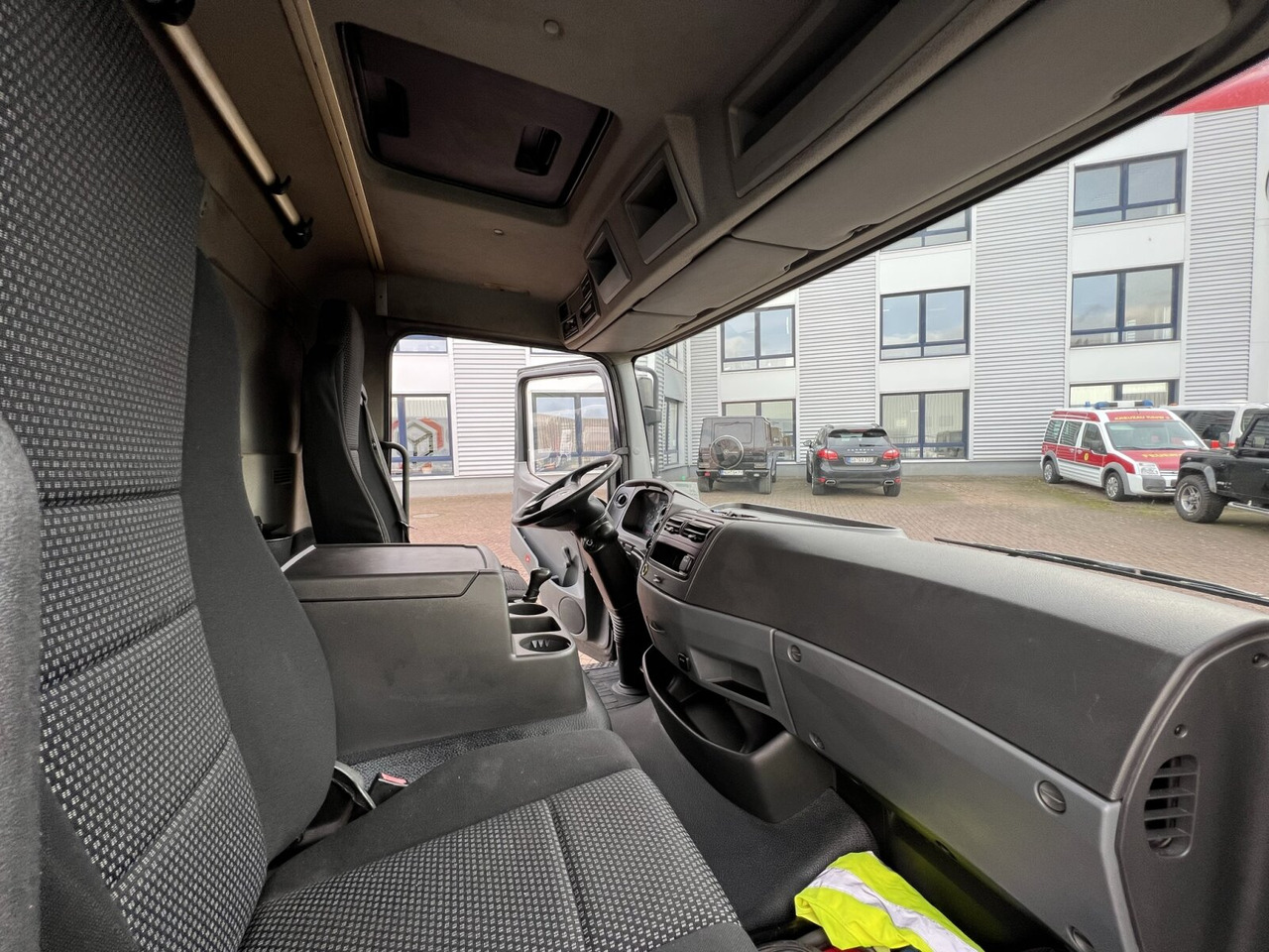 Mercedes-Benz Atego 816 L 4x2 Atego 816 L 4x2 mit LBW, 4x Vorhanden! - Camión caja cerrada: foto 3 Mercedes-Benz Atego 816 L 4x2 Atego 816 L 4x2 mit LBW, 4x Vorhanden! - Camión caja cerrada: foto 3