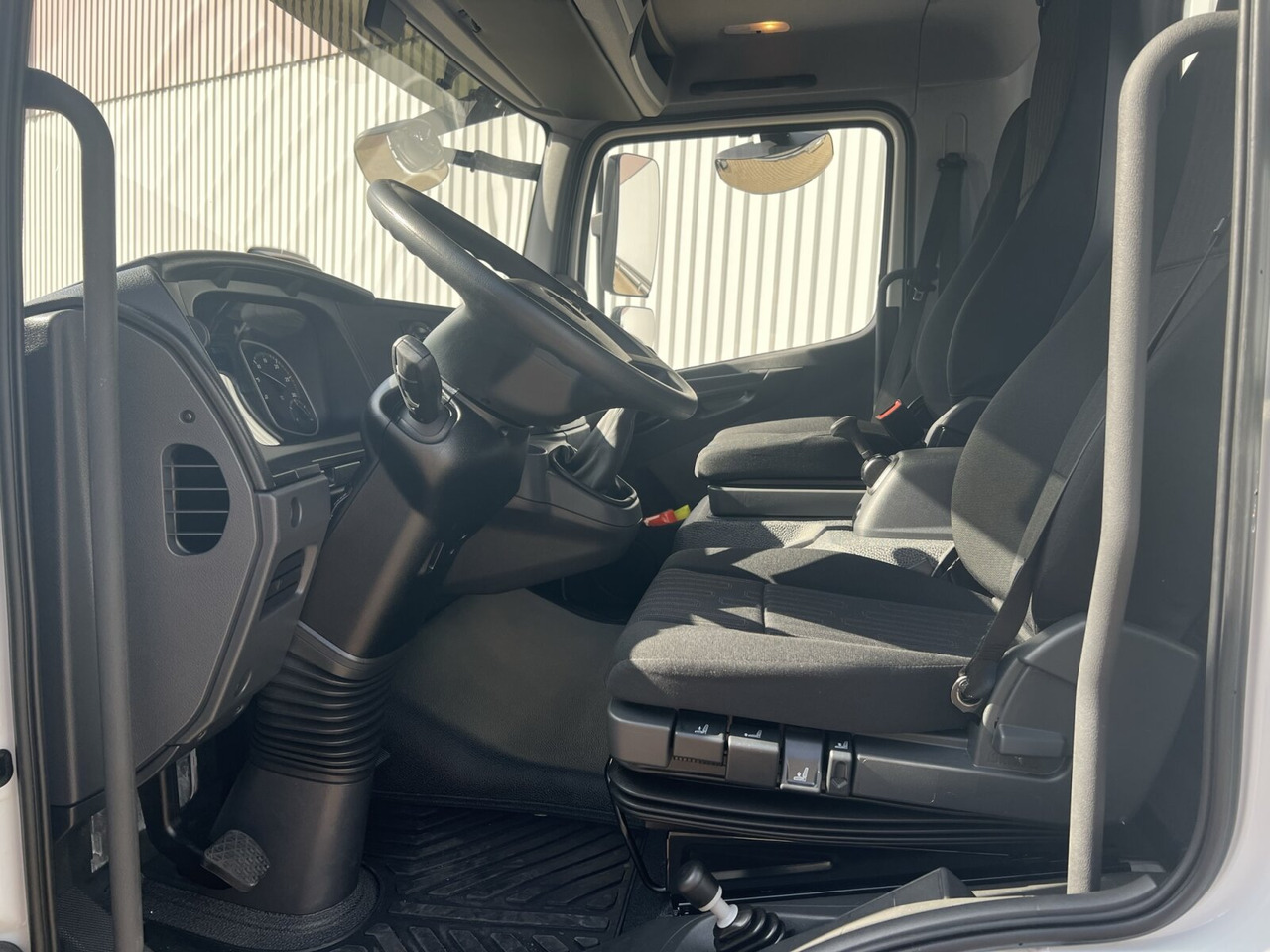 Mercedes-Benz Atego 818 K 4x2 Atego 818 K 4x2, 2x AHK, 5x VORHANDEN! - Camión chasis: foto 5 Mercedes-Benz Atego 818 K 4x2 Atego 818 K 4x2, 2x AHK, 5x VORHANDEN! - Camión chasis: foto 5