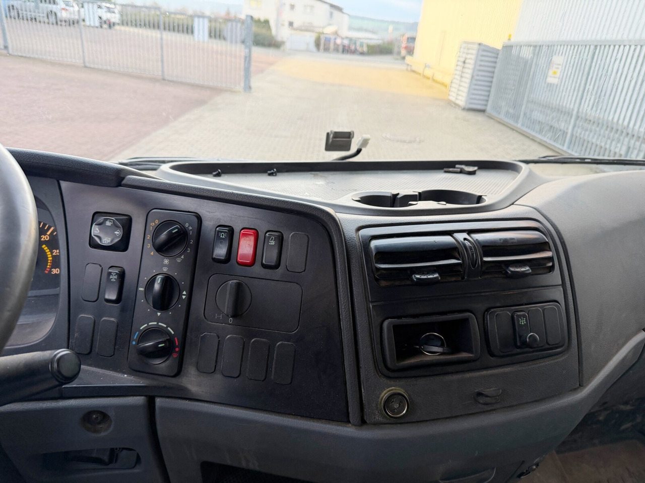 Mercedes-Benz Atego 818 K 4x2 Atego 818 K 4x2, 2x AHK - Camión volquete: foto 5 Mercedes-Benz Atego 818 K 4x2 Atego 818 K 4x2, 2x AHK - Camión volquete: foto 5