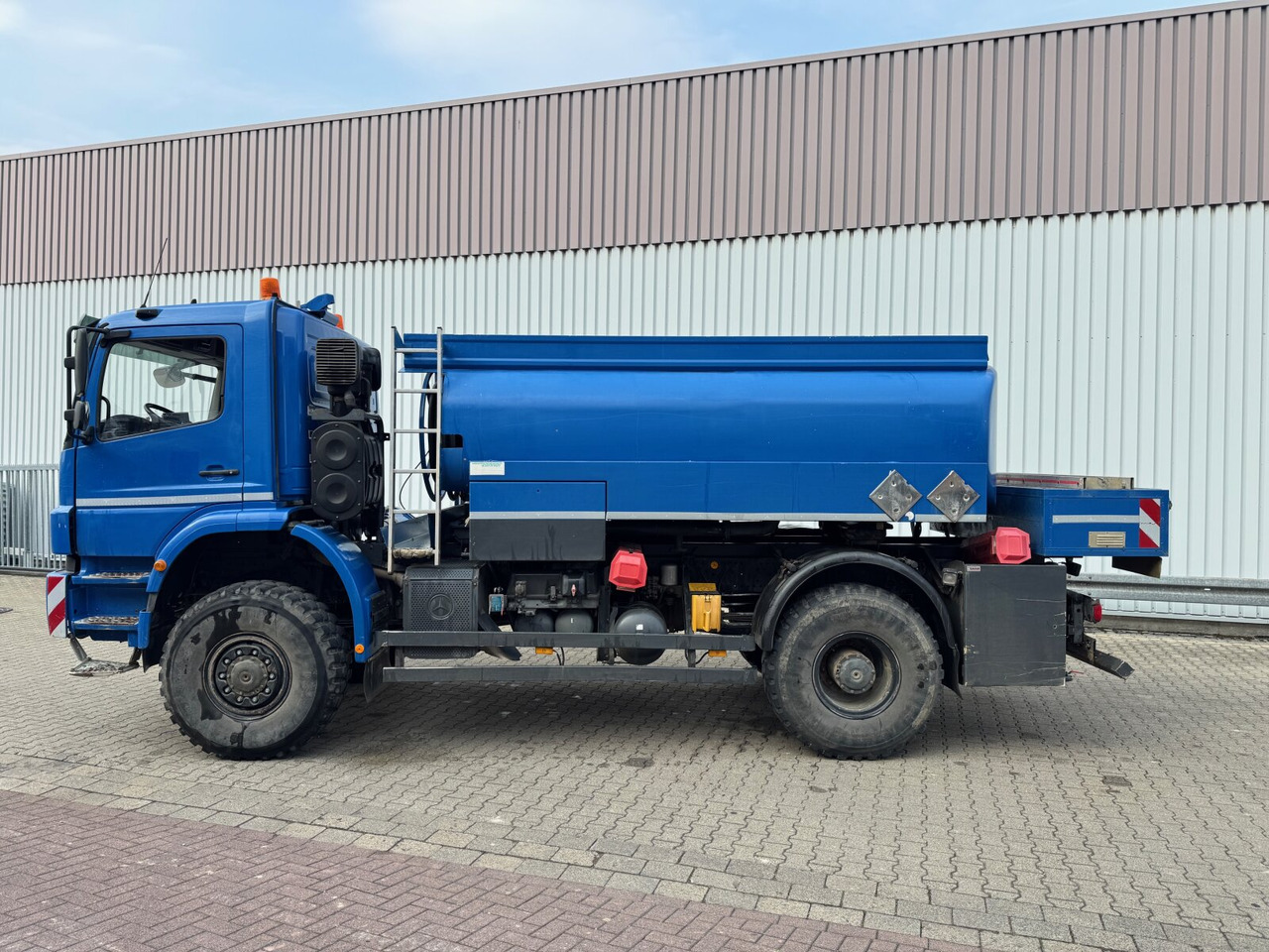 Mercedes-Benz Axor 1829 A 4x4 Axor 1829 A 4x4, Willig Tank ca. 8500l, 2 Kammern - Camión cisterna: foto 3 Mercedes-Benz Axor 1829 A 4x4 Axor 1829 A 4x4, Willig Tank ca. 8500l, 2 Kammern - Camión cisterna: foto 3