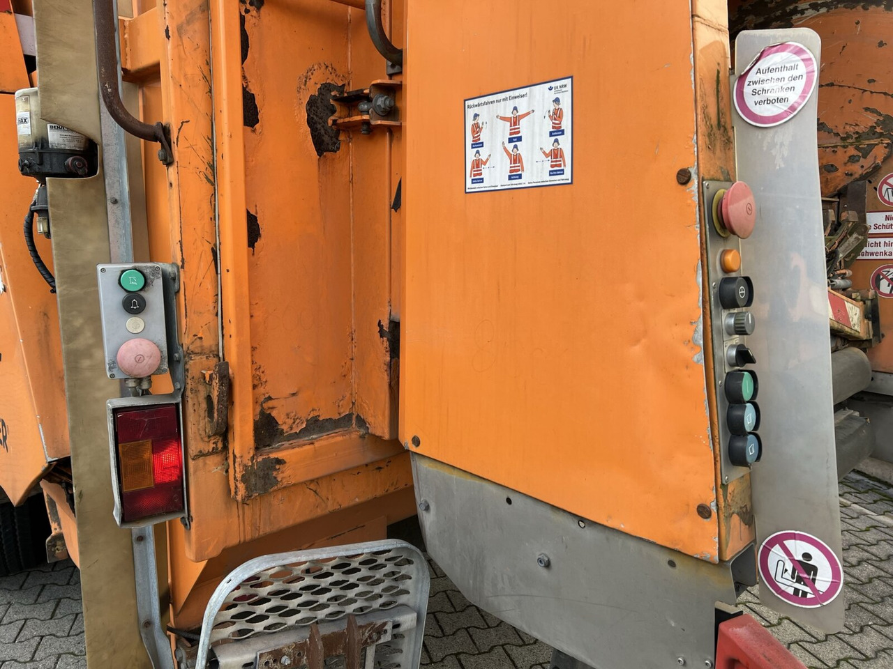 Camión de basura para transporte de basura Mercedes-Benz Econic 2633 L 6x2/4 NLA Econic 2633 L 6x2/4 NLA, Lenkachse, Zöller Medium XL, Zöller-Schüttung: foto 15 Camión de basura para transporte de basura Mercedes-Benz Econic 2633 L 6x2/4 NLA Econic 2633 L 6x2/4 NLA, Lenkachse, Zöller Medium XL, Zöller-Schüttung: foto 15