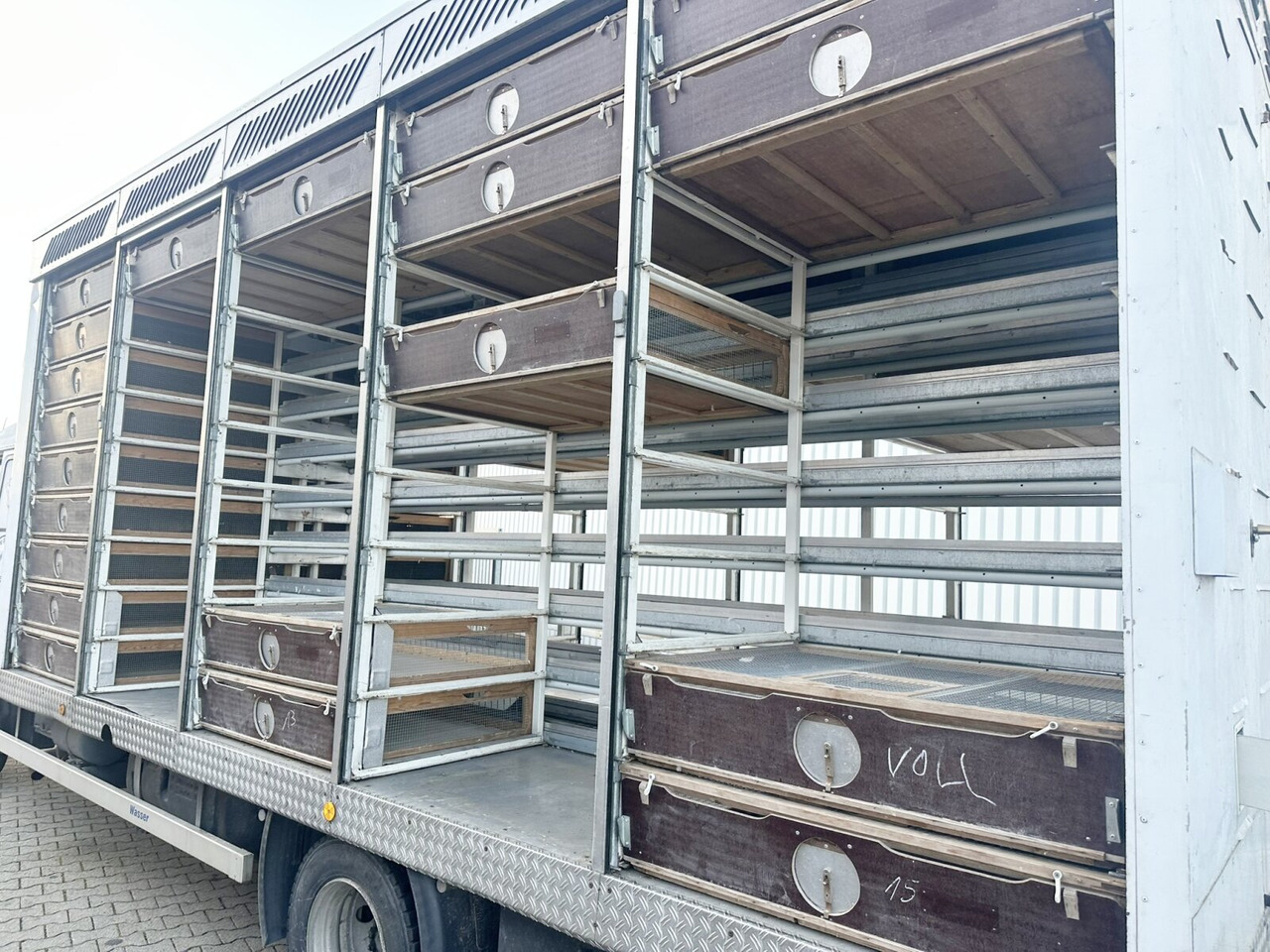 Mercedes-Benz LK 817 4x2 LK 817 4x2, Taubentransporter - Camión caja cerrada: foto 3 Mercedes-Benz LK 817 4x2 LK 817 4x2, Taubentransporter - Camión caja cerrada: foto 3