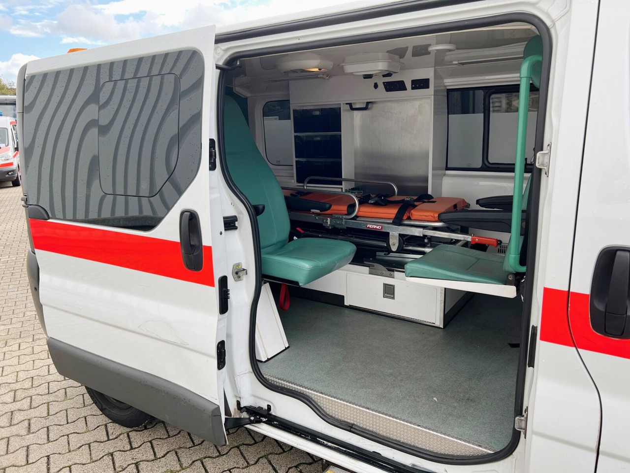 Ambulancia Renault Trafik 2.0 dCi115 4x2 Trafik 2.0 dCi115 4x2, Krankentransporter: foto 10