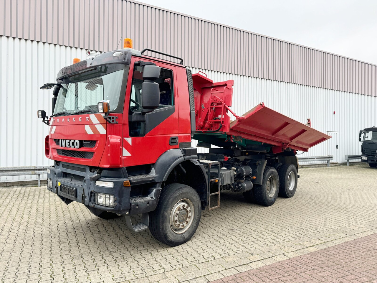 Trakker AD260T45W 6x6 Trakker AD260T45W 6x6, Bordmatik - Camión volquete: foto 1 Trakker AD260T45W 6x6 Trakker AD260T45W 6x6, Bordmatik - Camión volquete: foto 1