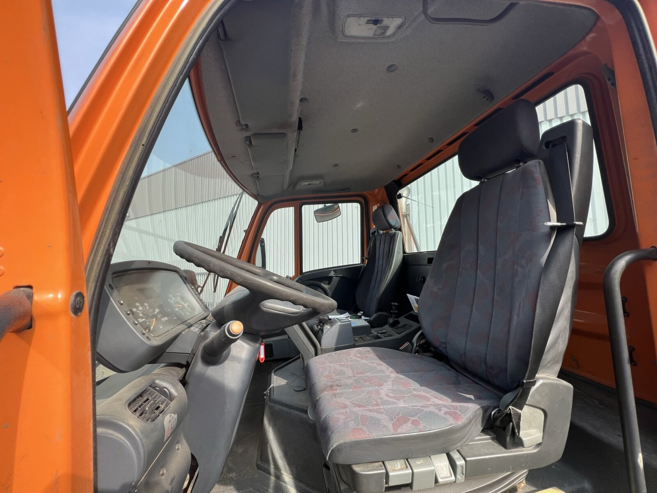 Foto del interior 2: Camión volquete, Vehículo municipal Unimog U 300 4x4 U 300 4x4, Kipper, Kommunalhydraulik, VarioPilot, Zapfwelle Foto del interior 2: Camión volquete, Vehículo municipal Unimog U 300 4x4 U 300 4x4, Kipper, Kommunalhydraulik, VarioPilot, Zapfwelle
