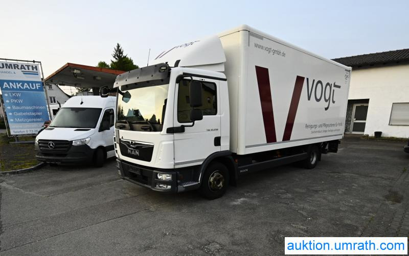 MAN MAN TGL 12.250 4x2 L/BL Koffer Ladebordwand Klimaautomatik NAVI Luftfederung Automatikgetriebe EURO 6 - Camión caja cerrada: foto 2 MAN MAN TGL 12.250 4x2 L/BL Koffer Ladebordwand Klimaautomatik NAVI Luftfederung Automatikgetriebe EURO 6 - Camión caja cerrada: foto 2
