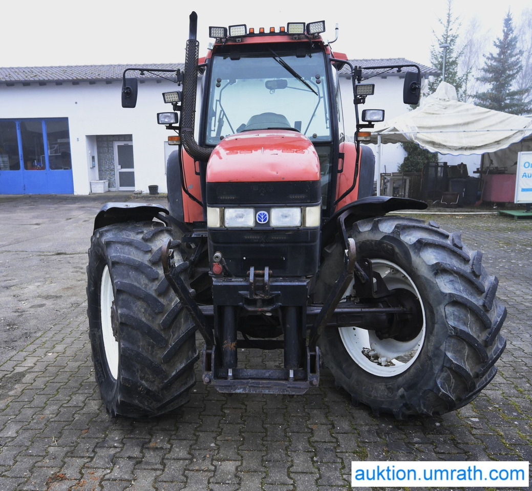 NEW HOLLAND M100 4x4 - Tractor: foto 2 NEW HOLLAND M100 4x4 - Tractor: foto 2