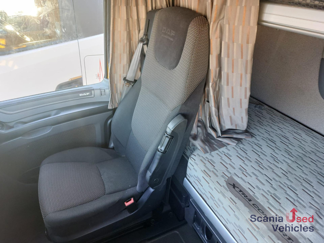 DAF XF 460 FT Space Cab Low deck - Cabeza tractora: foto 5 DAF XF 460 FT Space Cab Low deck - Cabeza tractora: foto 5