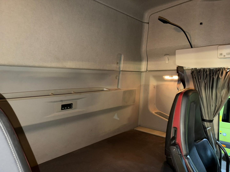 Camión lona Volvo FH 460 8x4 TRIDEM CURTAINSIDE BOX 8m50 / BDF / SILO COMPRESSOR - *FULL AIR* - EURO 6 - LIFT + STEERING AXLE - BE TRUCK: foto 18