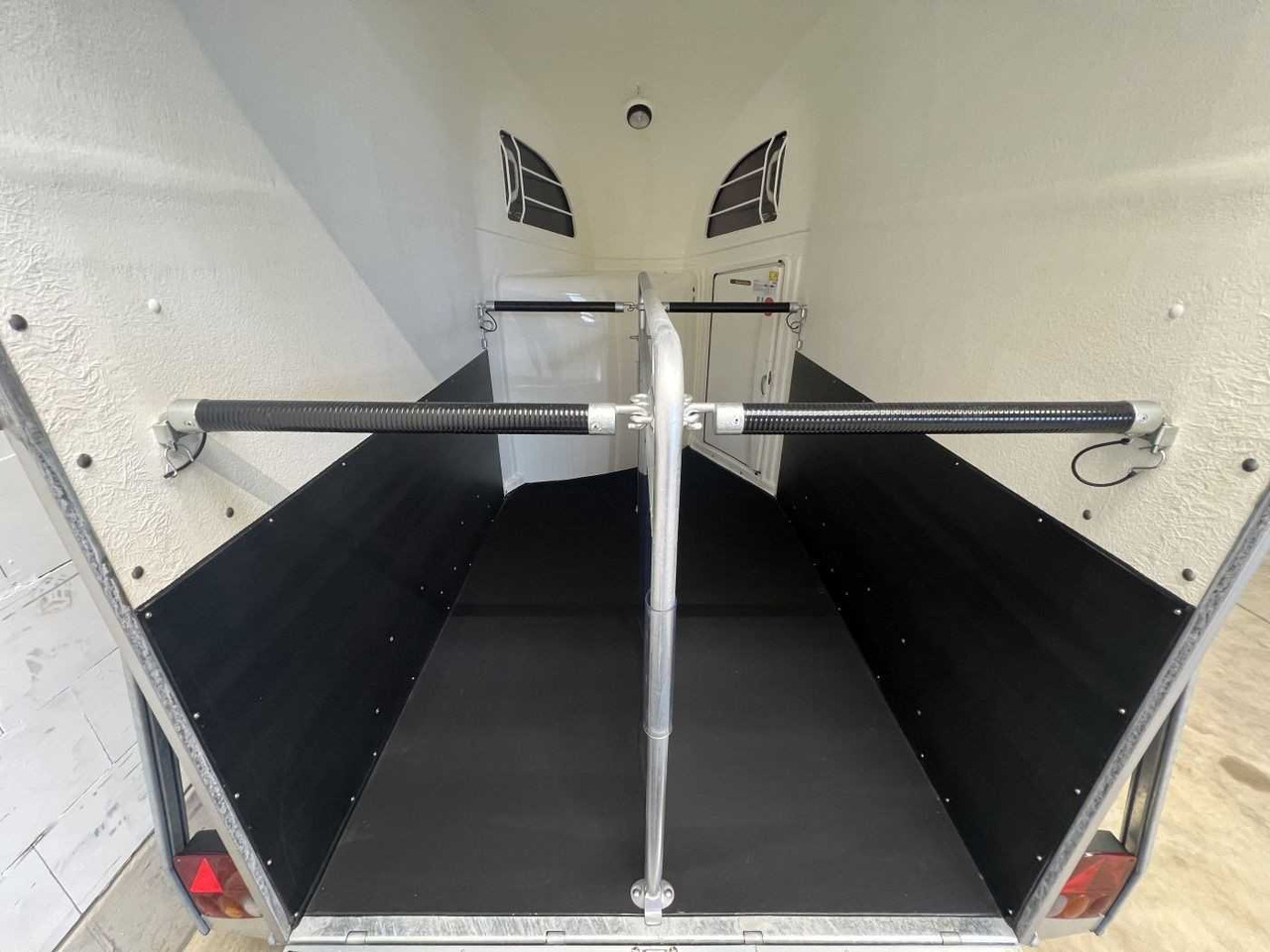 BOECKMANN Comfort Esprit SKsil+bl Sonder Pferdeanhänger - Remolque para caballos: foto 4 BOECKMANN Comfort Esprit SKsil+bl Sonder Pferdeanhänger - Remolque para caballos: foto 4