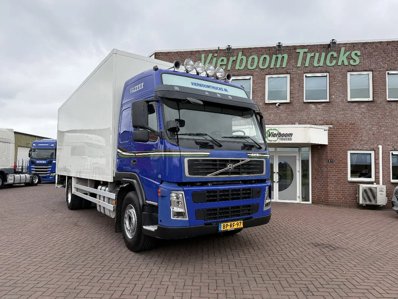 Volvo FM 260 FM9-260 4X2 / Schaltgetriebe / Koffer mit Ladebordwand / Schaltgetriebe / Euro3 - Camión caja cerrada: foto 1 Volvo FM 260 FM9-260 4X2 / Schaltgetriebe / Koffer mit Ladebordwand / Schaltgetriebe / Euro3 - Camión caja cerrada: foto 1