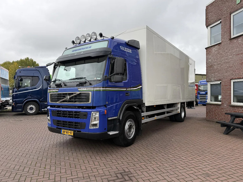 Volvo FM 260 FM9-260 4X2 / Schaltgetriebe / Koffer mit Ladebordwand / Schaltgetriebe / Euro3 - Camión caja cerrada: foto 2 Volvo FM 260 FM9-260 4X2 / Schaltgetriebe / Koffer mit Ladebordwand / Schaltgetriebe / Euro3 - Camión caja cerrada: foto 2