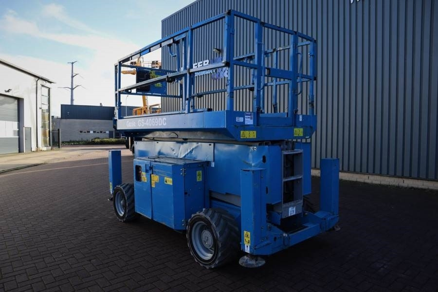 Plataforma de tijeras Genie GS4069 Electric, 14m Working Height, 363kg Capacit: foto 9
