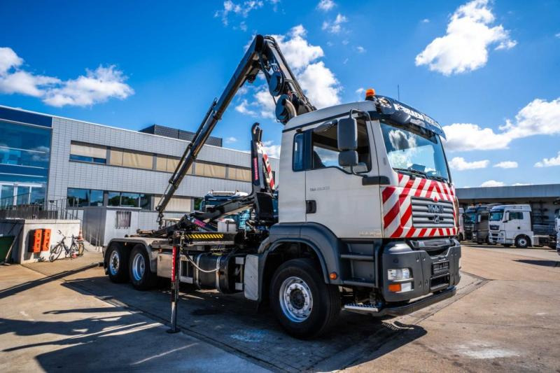 MAN TGA 26.320 BL -6X2-4+HIAB 122 E3 HIDUO - Camión multibasculante, Camión grúa: foto 2 MAN TGA 26.320 BL -6X2-4+HIAB 122 E3 HIDUO - Camión multibasculante, Camión grúa: foto 2