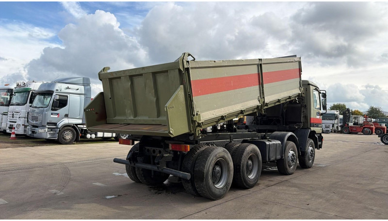 Mercedes-Benz Actros 3235 (EPS / LAMES / GRAND PONT / STEEL SUSP. / 3 PEDALES / MP1) - Camión volquete: foto 4 Mercedes-Benz Actros 3235 (EPS / LAMES / GRAND PONT / STEEL SUSP. / 3 PEDALES / MP1) - Camión volquete: foto 4