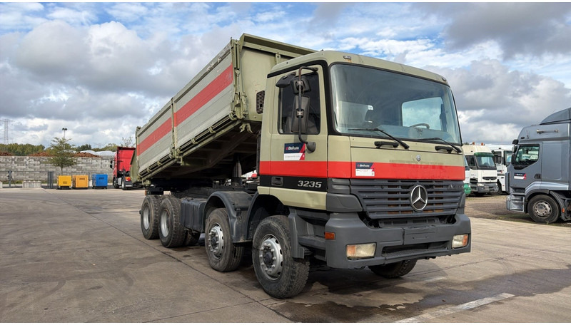 Mercedes-Benz Actros 3235 (EPS / LAMES / GRAND PONT / STEEL SUSP. / 3 PEDALES / MP1) - Camión volquete: foto 3 Mercedes-Benz Actros 3235 (EPS / LAMES / GRAND PONT / STEEL SUSP. / 3 PEDALES / MP1) - Camión volquete: foto 3