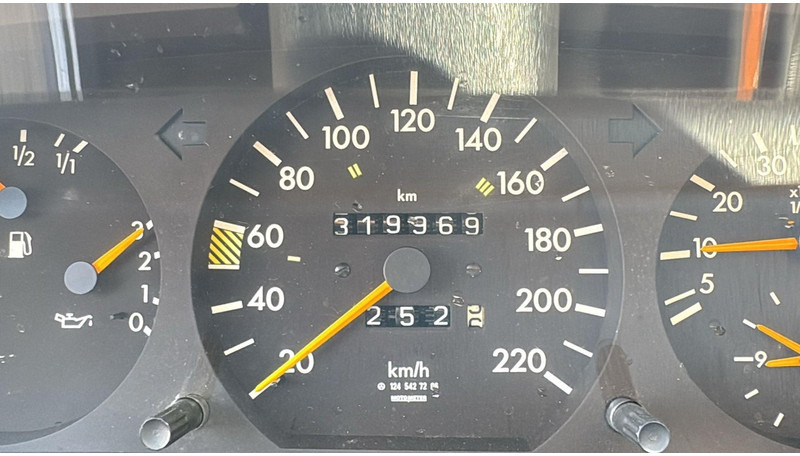 Sedan Mercedes-Benz E-Klasse 200 (GERMAN CAR / VOITURE D'ALLEMAGNE / ESSENCE / PETROL / MANUAL): foto 11