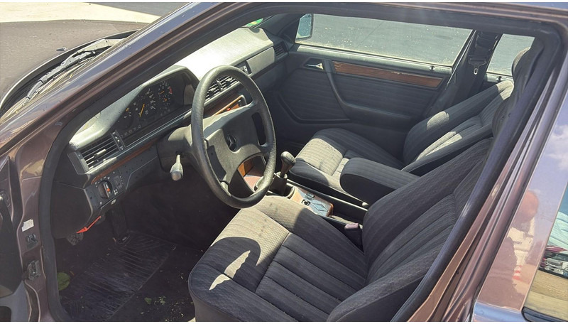 Sedan Mercedes-Benz E-Klasse 200 (GERMAN CAR / VOITURE D'ALLEMAGNE / ESSENCE / PETROL / MANUAL): foto 9