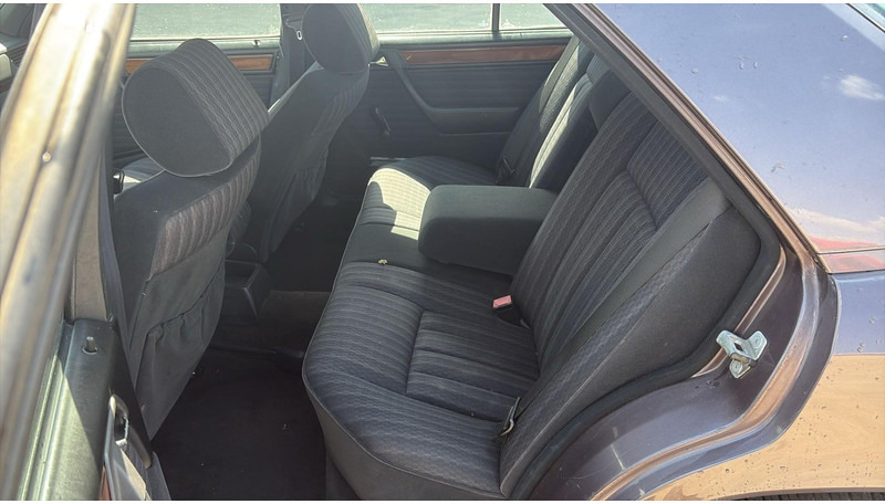 Sedan Mercedes-Benz E-Klasse 200 (GERMAN CAR / VOITURE D'ALLEMAGNE / ESSENCE / PETROL / MANUAL): foto 10