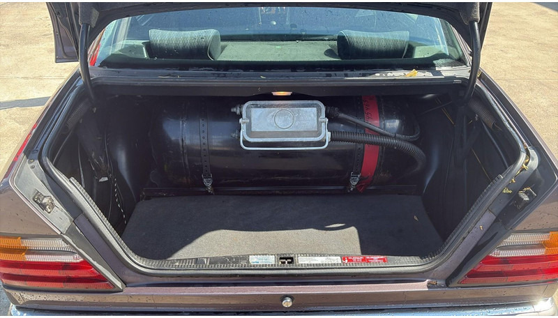 Sedan Mercedes-Benz E-Klasse 200 (GERMAN CAR / VOITURE D'ALLEMAGNE / ESSENCE / PETROL / MANUAL): foto 12