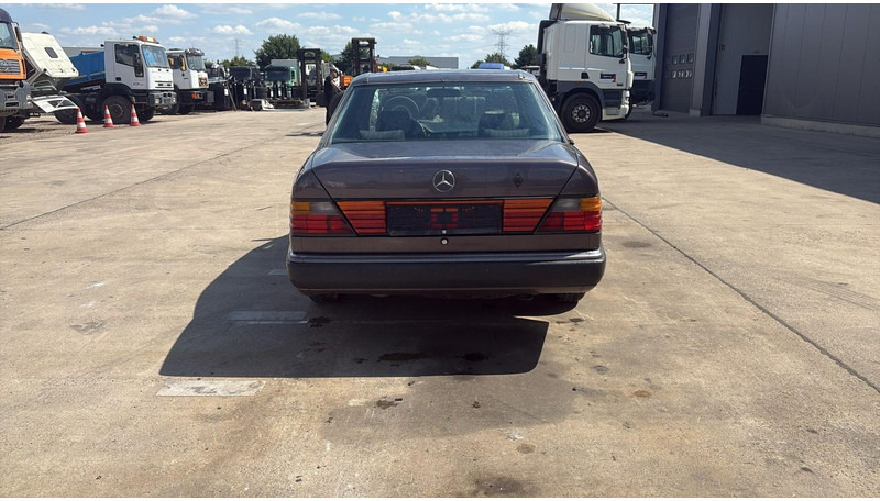 Sedan Mercedes-Benz E-Klasse 200 (GERMAN CAR / VOITURE D'ALLEMAGNE / ESSENCE / PETROL / MANUAL): foto 6