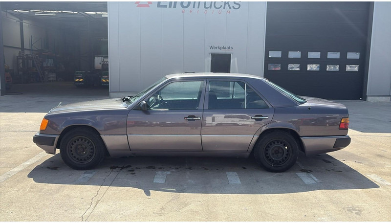 Sedan Mercedes-Benz E-Klasse 200 (GERMAN CAR / VOITURE D'ALLEMAGNE / ESSENCE / PETROL / MANUAL): foto 8